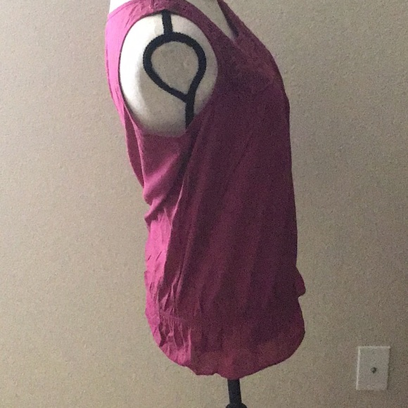 MEDIUM St. John’s Bay Berry Sleeveless Top - Picture 2 of 5